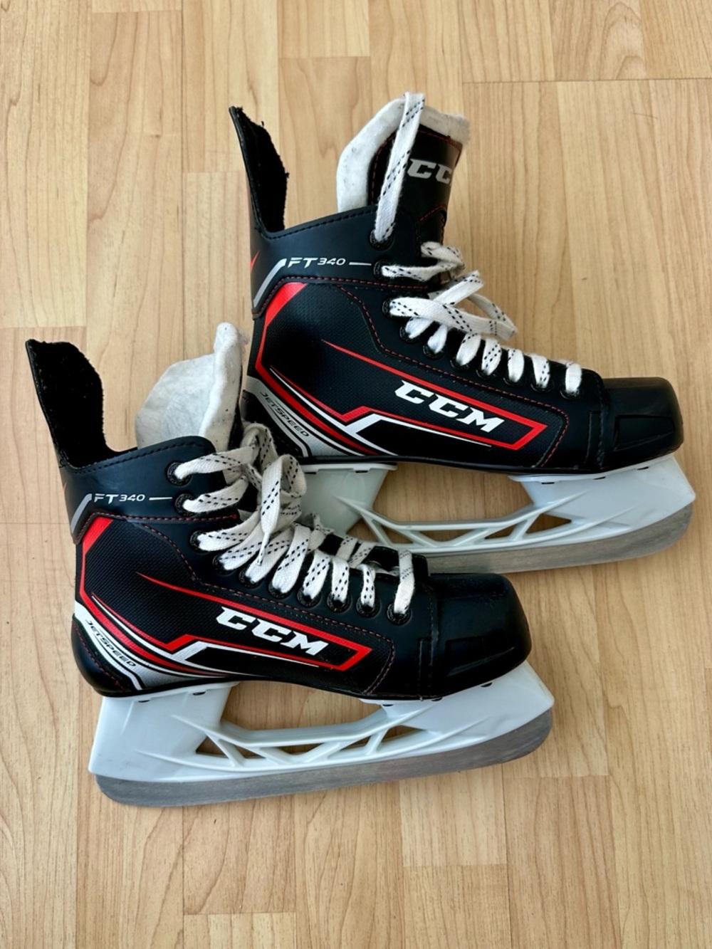 CCM Jet Speed FT 340 Ice Hockey Skates in size 4 for junior players